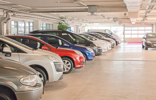 Molte auto nel parcheggio o garage
. - Foto, immagini