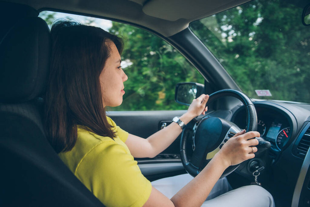 Kobieta prowadzi samochód z nawigacją przez telefon. przestrzeń kopiowania - Zdjęcie, obraz
