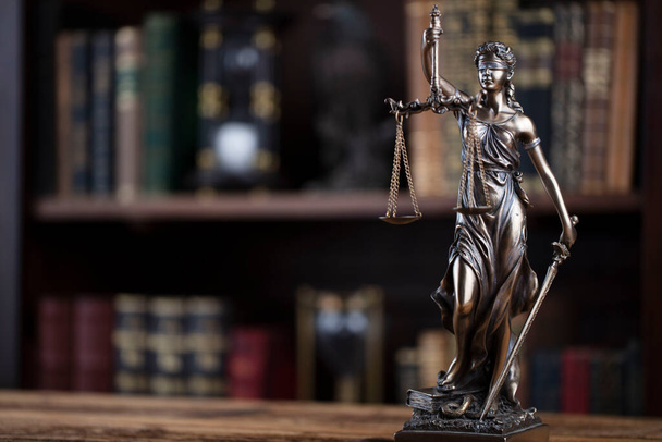 concept de droit. cabinet d'avocat. Statue de themis sur l'étagère avec fond de livres juridiques.  - Photo, image