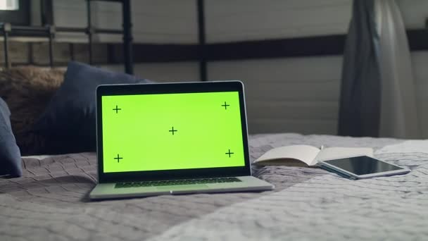 ноутбук с зеленым экраном и маркерами слежения - Кадры, видео