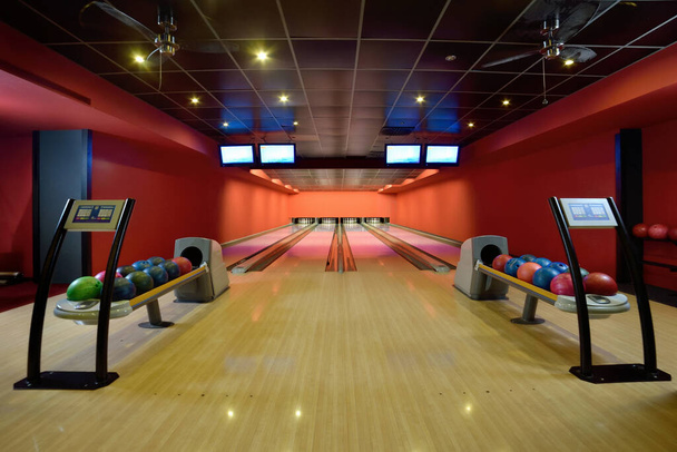 Bowling salonunun lobutlarına doğru giden bovling topuyla - Fotoğraf, Görsel