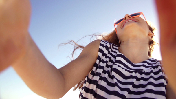 Frau macht Selfie am Strand - Filmmaterial, Video