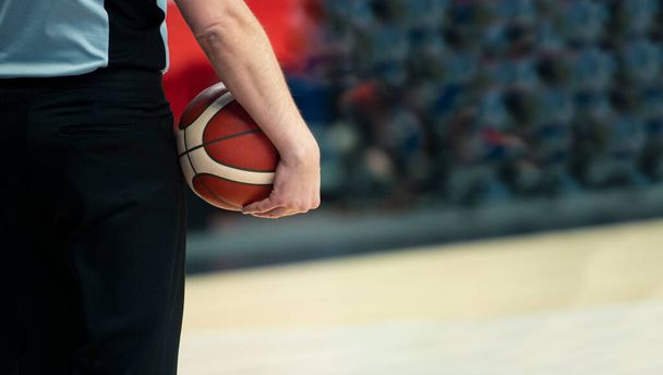 Arbitro di basket con palla sul backgroun del palazzetto dello sport - Foto, immagini