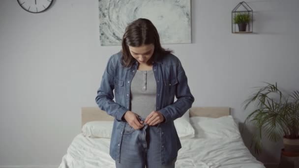 fröhlich und Frau trägt Jeans nach dem Abnehmen - Filmmaterial, Video