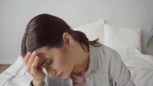 sconvolto giovane donna con gli occhi chiusi che soffre di mal di testa - Filmati, video