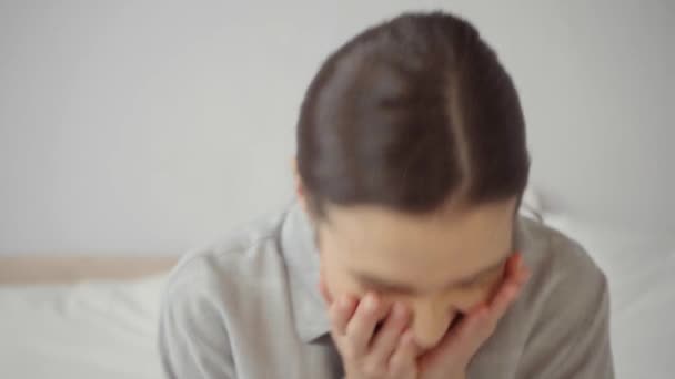 veselá mladá žena zakrývající tvář při smíchu doma - Záběry, video