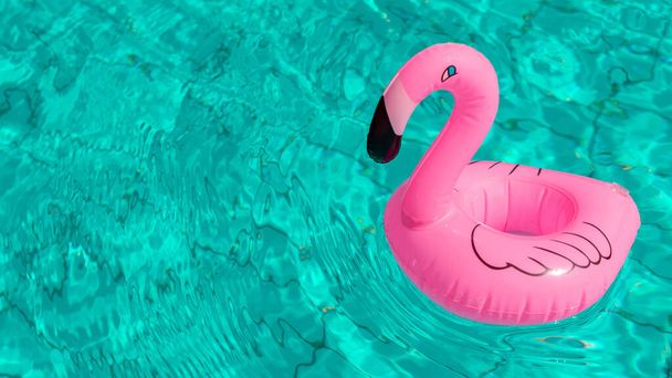 Flamingo isolé. Flamant rose gonflable dans l'eau de piscine pour fond de plage d'été. Fête flottant piscine - Photo, image