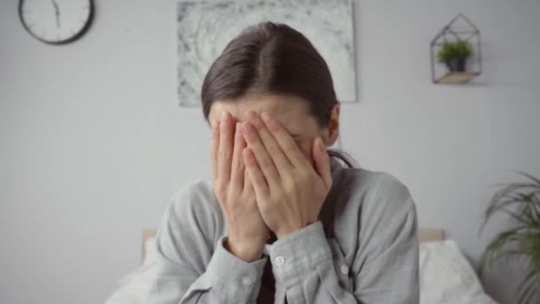 rozrušená žena zakrývající tvář při pláči domova - Záběry, video