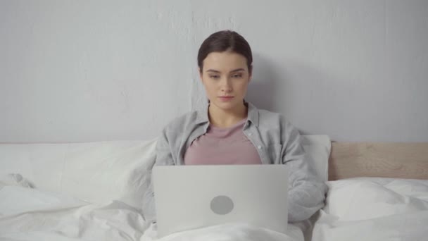 mujer joven disgustado usando el ordenador portátil y que sufre de dolor de cuello - Imágenes, Vídeo