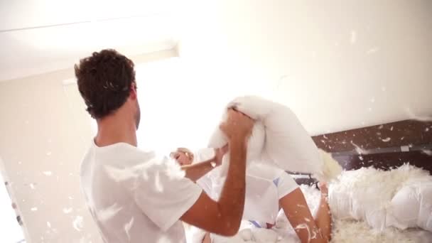 Couple having a Pillow fight - Séquence, vidéo
