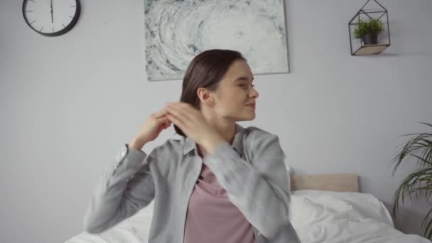 młoda brunetka kobieta wiązanie zdjąć chrupiące  - Materiał filmowy, wideo