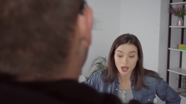 mladá žena hádky s přítelem na rozmazané popředí - Záběry, video