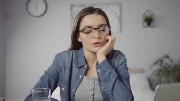 jeune femme brune dans des lunettes d'eau potable  - Séquence, vidéo