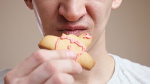 Невпізнаваний чоловік кусає печиво і жуки
 - Кадри, відео
