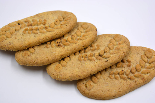 Nützliche schlanke Kekse mit Nüssen und Kleie auf weißem Hintergrund. - Foto, Bild