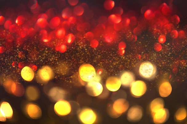 Arany fény Ünnepi karácsonyi háttér. Absztrakt csillogó fényes háttér bokeh disocused arany fények - Fotó, kép