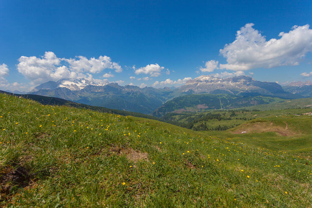 Herrliches sommerliches Dolomitenpanorama der Marmolada und des Sella-Massivs - Foto, Bild