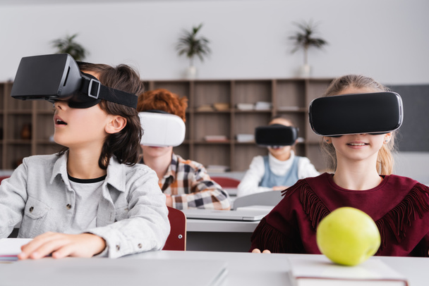 VR kulaklıklı çocuk bulanık arka planda gözbebeklerinin yanından uzağa bakıyor. - Fotoğraf, Görsel