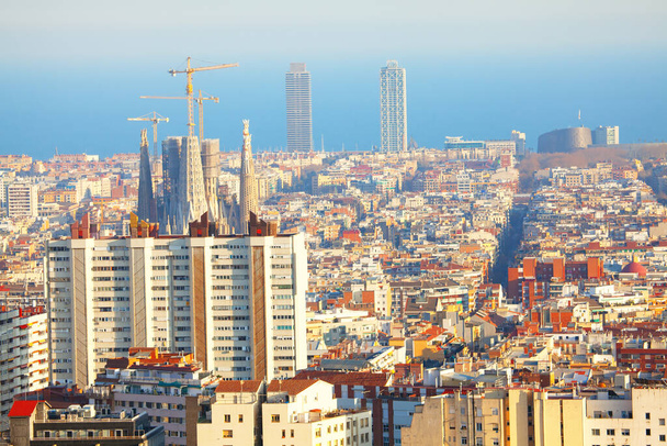 Современный городской пейзаж Барселоны. Панорамный вид на Барселону  - Фото, изображение