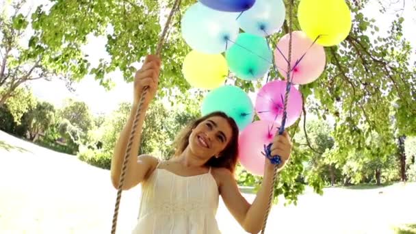 Mujer sonriendo mientras sostiene globos
 - Metraje, vídeo