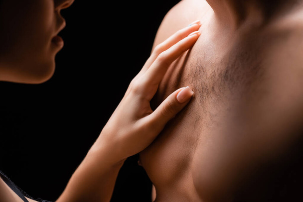 Rajatut näkymä nainen koskettaa rintakehän poikaystävä eristetty musta - Valokuva, kuva