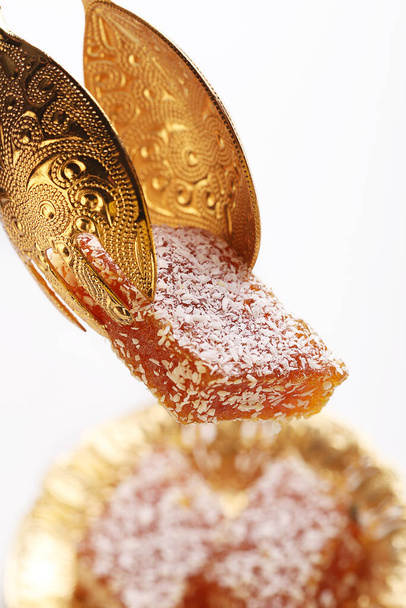 Marmeladenstücke in Kokosflocken. Süßigkeiten mit Kokosnuss. Traditionelle türkische Süßigkeiten. - Foto, Bild