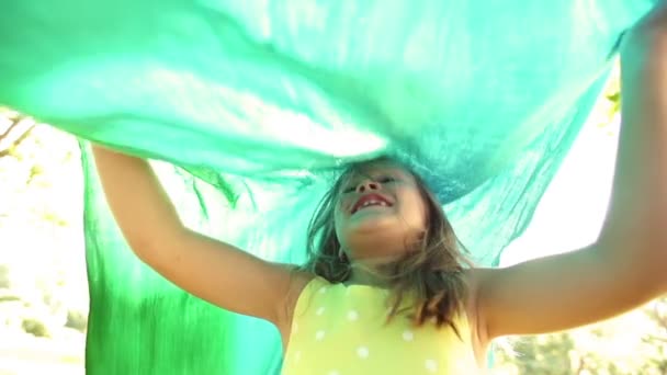 Little girl with scarf - Filmagem, Vídeo