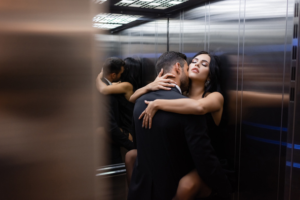 Jeune couple sexy faisant l'amour dans l'ascenseur  - Photo, image