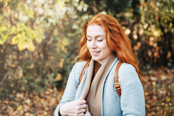 Sonbahar yaprakları arasında genç bir kadının portresi - Fotoğraf, Görsel