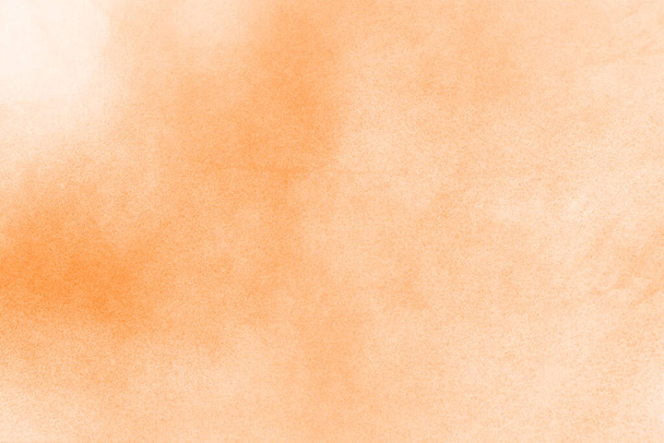 Abstrait poudre orange éclaboussée de fond, gel mouvement de poudre de couleur explosant / jetant poudre de couleur, texture de paillettes de couleur sur fond blanc. - Photo, image