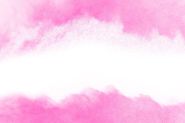 Fondo salpicado de polvo rosa abstracto, congelar el movimiento del polvo de color que explota / lanza polvo de color, textura de brillo de color sobre fondo blanco. - Foto, imagen