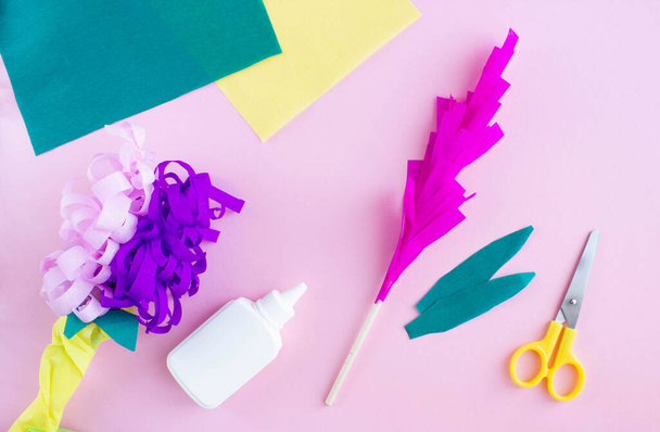 DIY Πώς να φτιάξετε λουλούδια από χρωματιστό κυματοειδές χαρτί με τα χέρια σας, συγχαρητήρια για την ημέρα της μητέρας, για τα γενέθλια, βήμα προς βήμα, βήμα 8. - Φωτογραφία, εικόνα