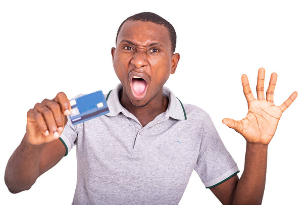 расстроенный взрослый бизнесмен в гневе кричит кредиткой и поднимает руки. - Фото, изображение