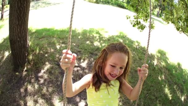 Happy girl on swing - Séquence, vidéo