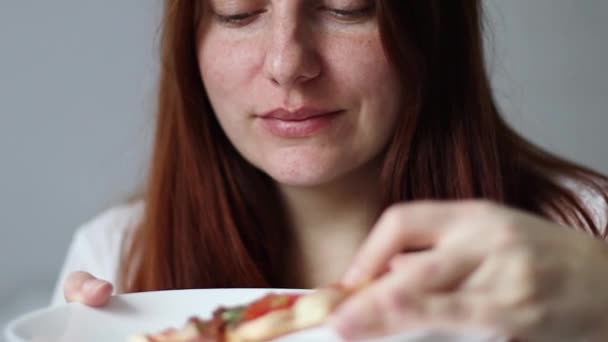 Femme drôle manger un morceau de pizza italienne de goût. Femme affamée, gros plan - Séquence, vidéo