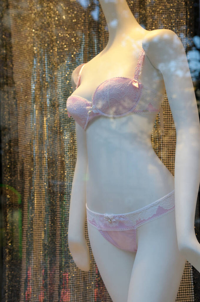 Pink bra and stong, Aix-en-Provence, Provence-Alpes-Cote d 'Azur, Γαλλία - Φωτογραφία, εικόνα