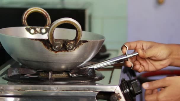 индийская кухня с печью LPG во время приготовления пищи - Кадры, видео