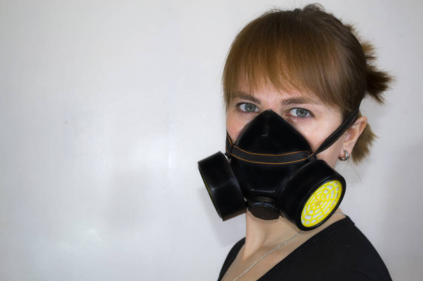 Ένα άτομο που φοράει μάσκα. Μέτρα ελέγχου του Coronavirus. - Φωτογραφία, εικόνα