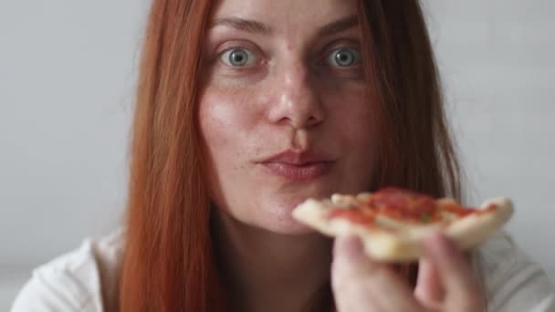 Retrato de cerca de una joven mujer sosteniendo sabrosa rebanada italiana de pizza lista para comer. Mujer hambrienta, de cerca - Imágenes, Vídeo