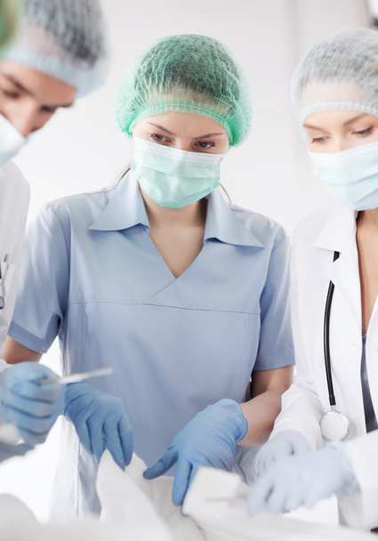 mladá skupina lékařů dělá operace - Fotografie, Obrázek