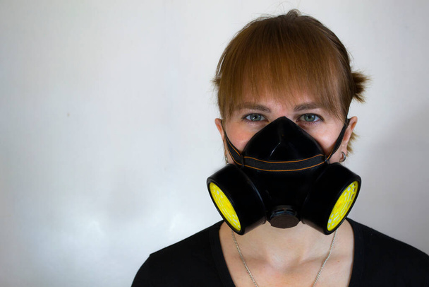 Uma pessoa usando uma máscara.Medidas de controle de coronavírus. - Foto, Imagem