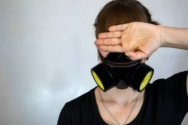 Een persoon met een masker.Coronavirus bestrijdingsmaatregelen. - Foto, afbeelding