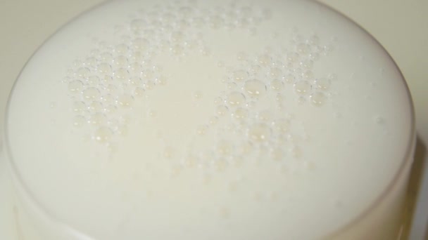 Riempimento del gel detergente per bolle. Macro. Al rallentatore. Pulizia e igiene concetto - Filmati, video