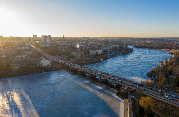 La città di Vinnytsia in Ucraina alla vista sul tramonto aereo invernale. - Foto, immagini