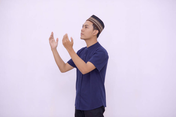jeune asiatique musulman priant le Dieu isolé fond blanc - Photo, image