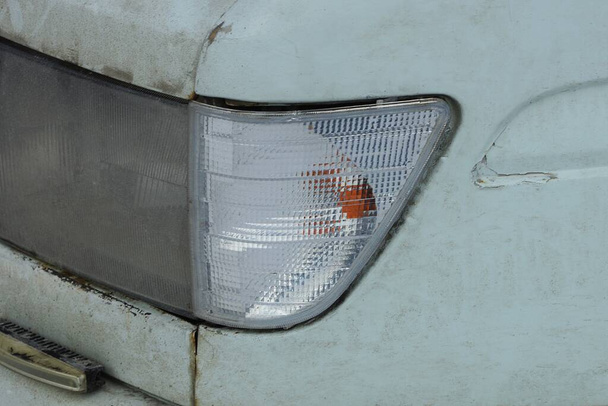 egy fehér első üveg fényszóró szürke autó fém - Fotó, kép