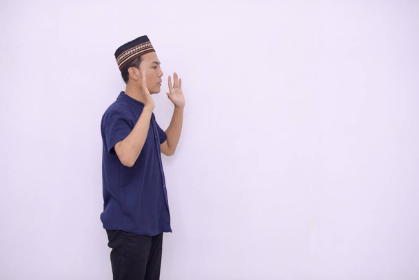 Mladý asijský muslim muž dělá salah s zvednutím ruky s kopírovacím prostorem, takbiratul ihram - Fotografie, Obrázek