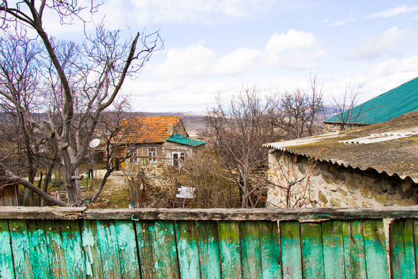 Kavtiskhevi, Georgia 'daki köy manzarası. Eski ahşap ve taş evler. - Fotoğraf, Görsel