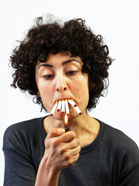 Donna accende 6 sigarette
 - Foto, immagini