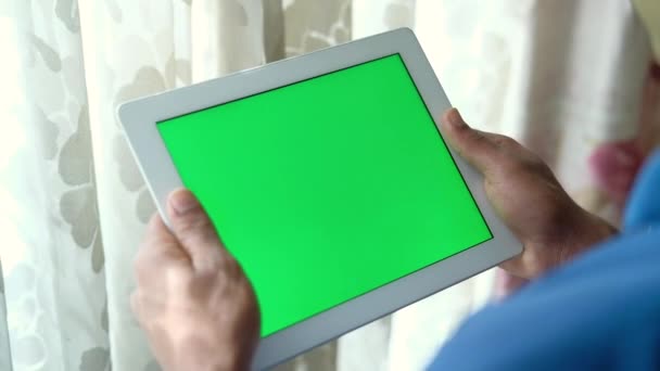 vista trasera de hombre joven utilizando tableta digital interior  - Metraje, vídeo